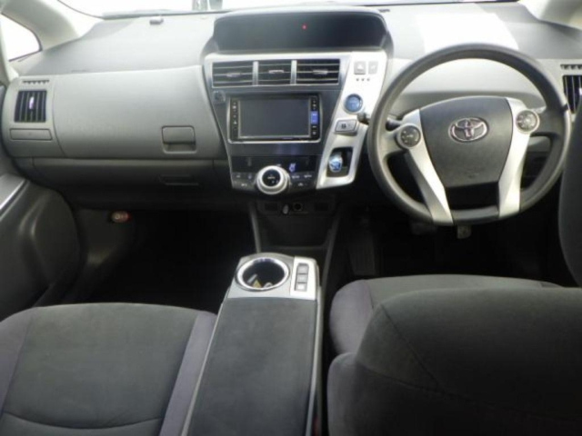 TOYOTA PRIUS ALPHA 2013