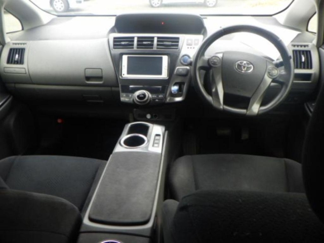TOYOTA PRIUS ALPHA 2014