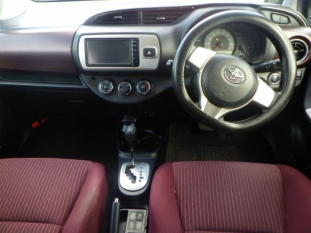 TOYOTA VITZ 2015