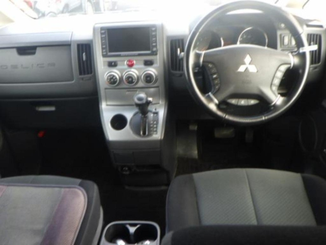 MITSUBISHI DELICA D5 2011