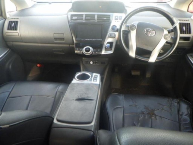 TOYOTA PRIUS ALPHA 2012