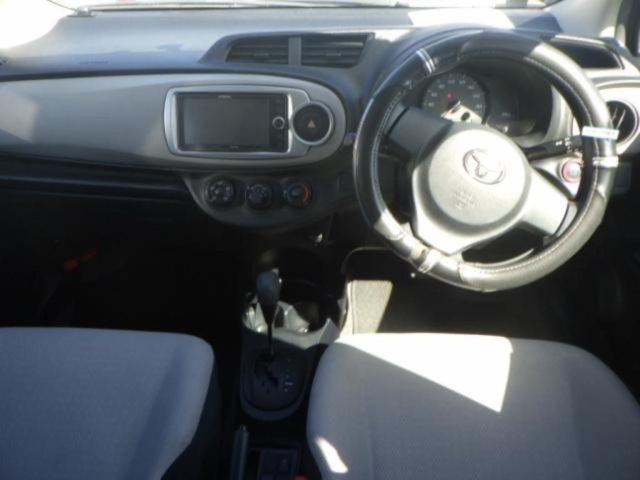 TOYOTA VITZ 2011