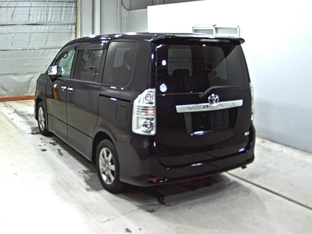 TOYOTA VOXY 2009