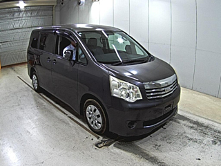 TOYOTA NOAH 2010