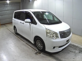 TOYOTA NOAH 2013