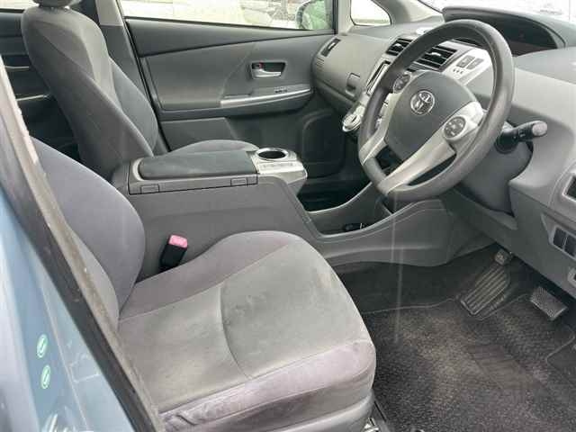 TOYOTA PRIUS ALPHA 2013