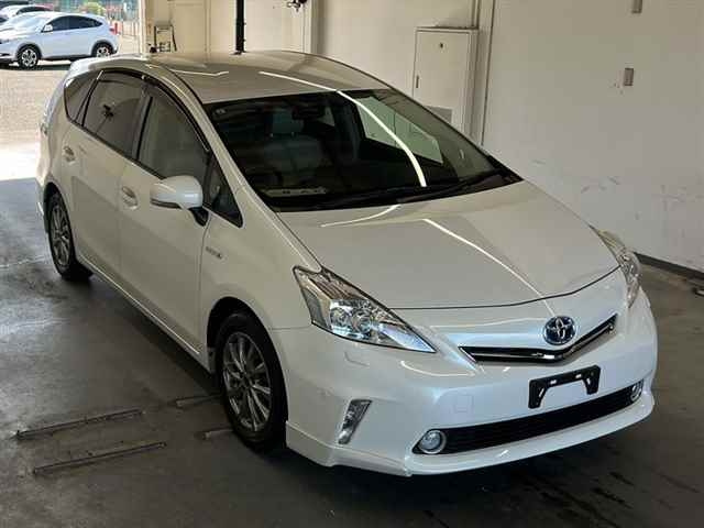 TOYOTA PRIUS ALPHA 2013