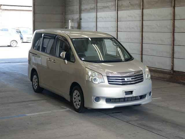 TOYOTA NOAH 2012
