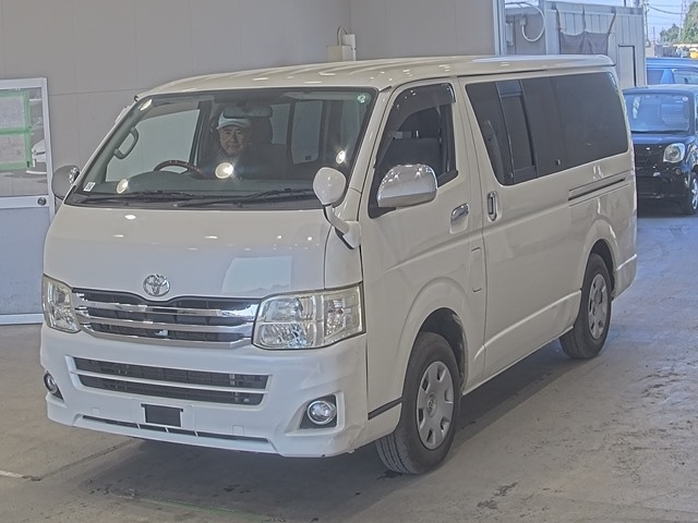 TOYOTA HIACE VAN 2011