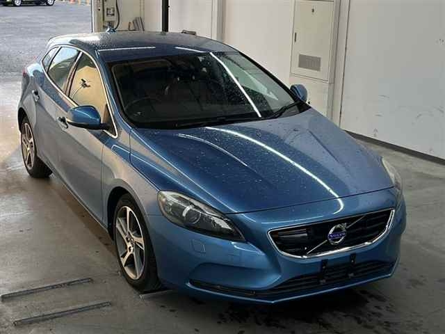 VOLVO V40 2016