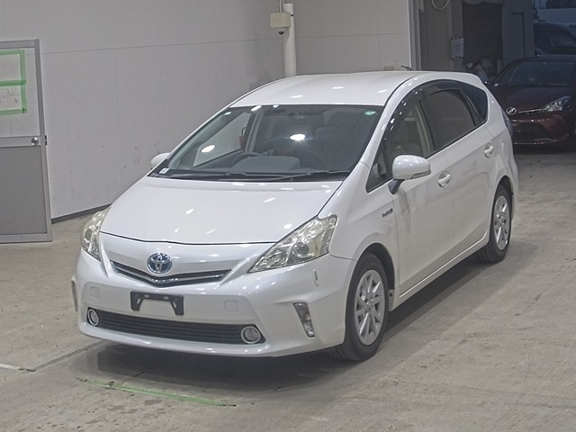 TOYOTA PRIUS ALPHA 2013