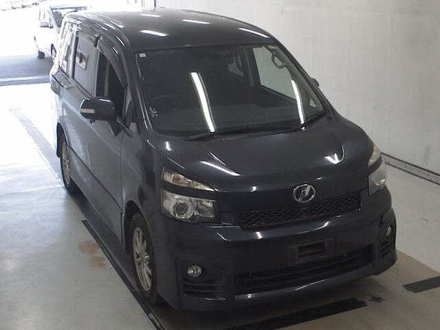 TOYOTA VOXY 2013