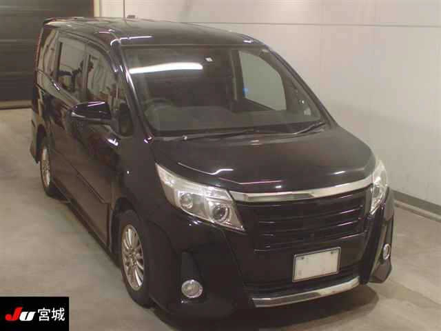TOYOTA NOAH 2014
