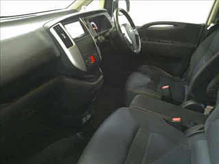 NISSAN SERENA 2010