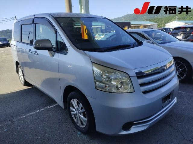 TOYOTA NOAH 2010