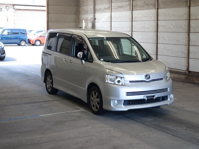 TOYOTA VOXY 2009