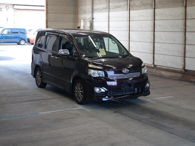 TOYOTA VOXY 2010