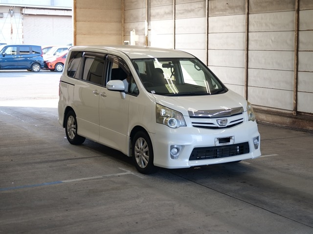 TOYOTA NOAH 2012
