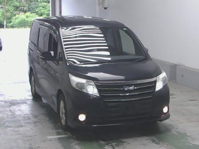 TOYOTA NOAH 2014