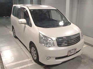 TOYOTA NOAH 2013