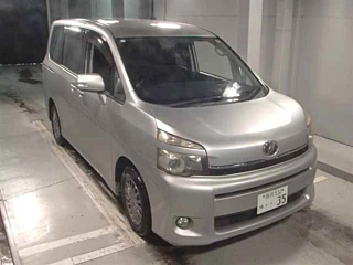 TOYOTA VOXY 2010