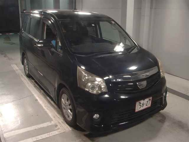 TOYOTA NOAH 2010