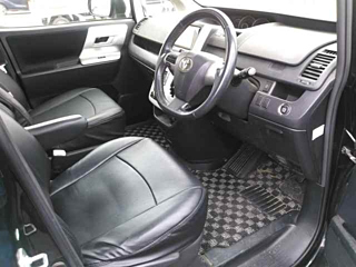 TOYOTA NOAH 2010