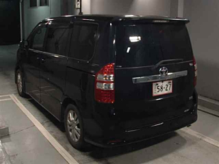 TOYOTA NOAH 2010