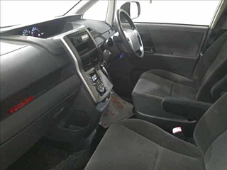 TOYOTA VOXY 2010