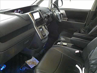 TOYOTA VOXY 2010