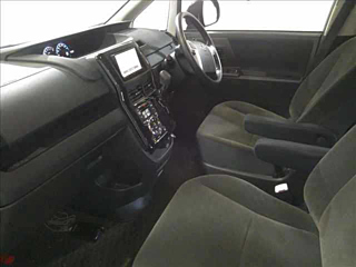 TOYOTA VOXY 2010