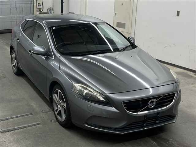 VOLVO V40 2016