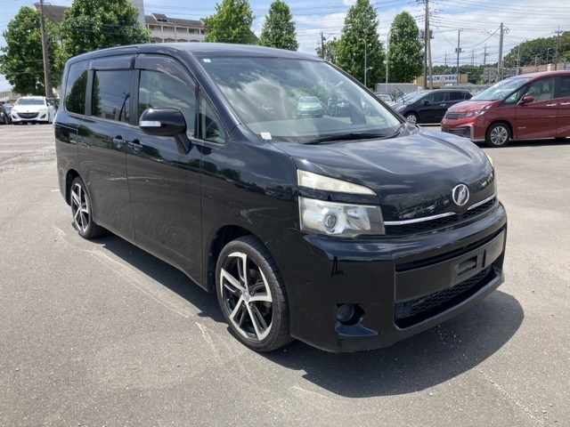 TOYOTA VOXY 2013
