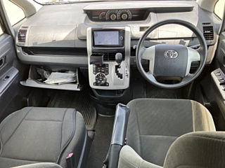 TOYOTA VOXY 2013