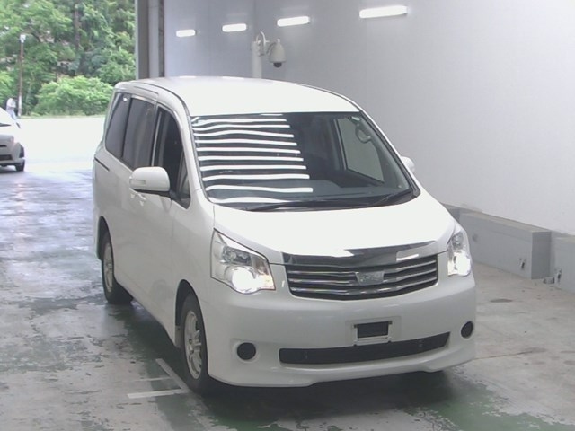 TOYOTA NOAH 2013