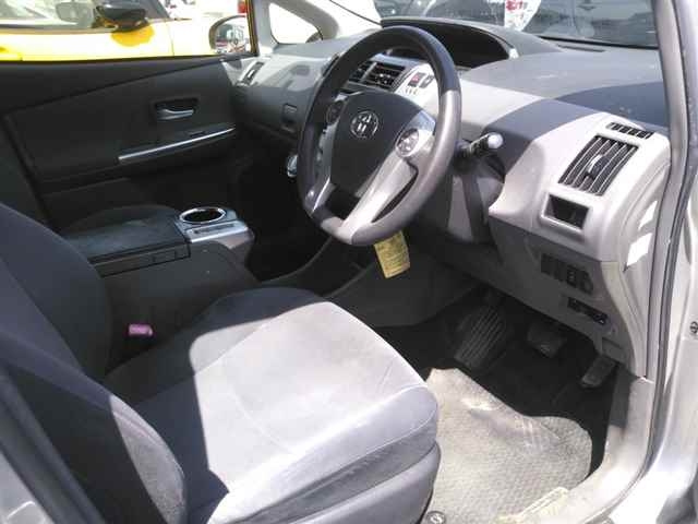 TOYOTA PRIUS ALPHA 2012