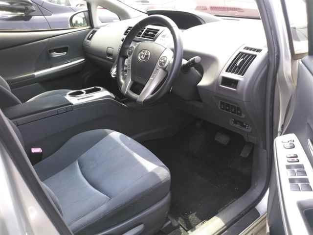 TOYOTA PRIUS ALPHA 2011