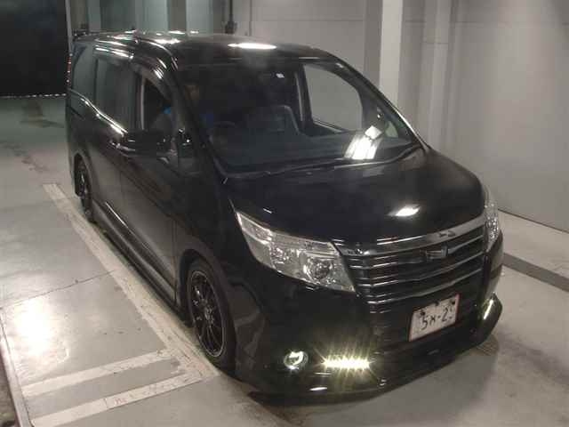 TOYOTA NOAH 2016