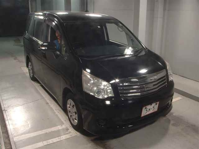TOYOTA NOAH 2013