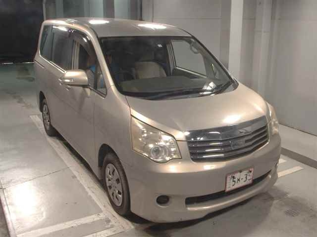 TOYOTA NOAH 2010
