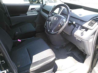 TOYOTA VOXY 2009