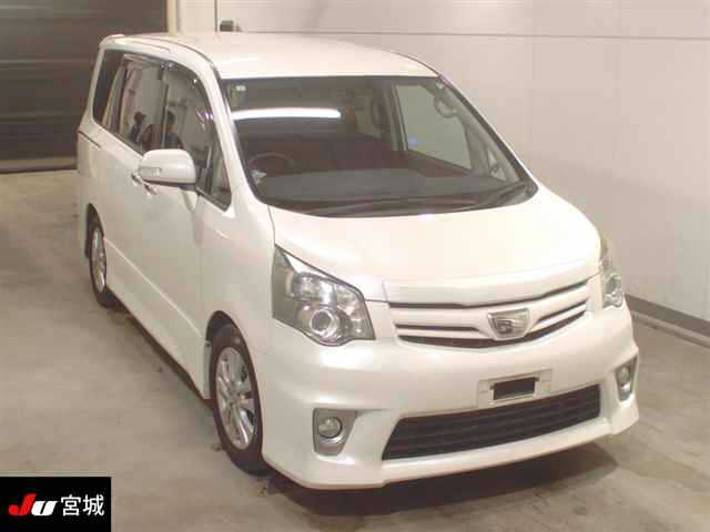 TOYOTA NOAH 2011