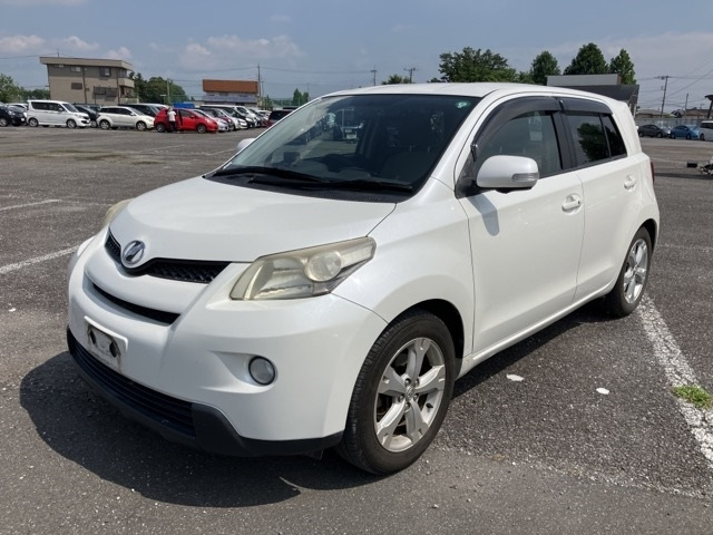 TOYOTA IST 2010