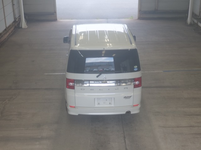 MITSUBISHI DELICA D5 2011