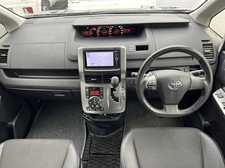 TOYOTA VOXY 2012