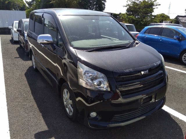 TOYOTA NOAH 2008