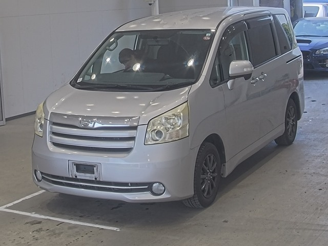 TOYOTA NOAH 2010