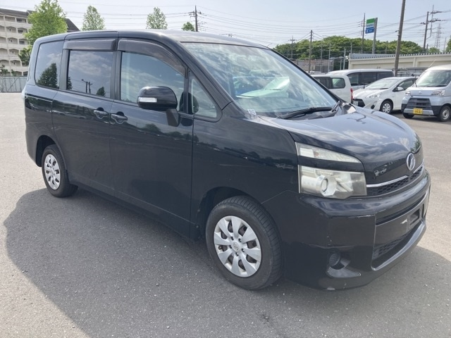 TOYOTA VOXY 2010