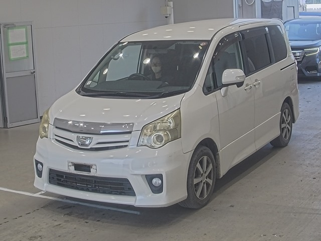 TOYOTA NOAH 2010