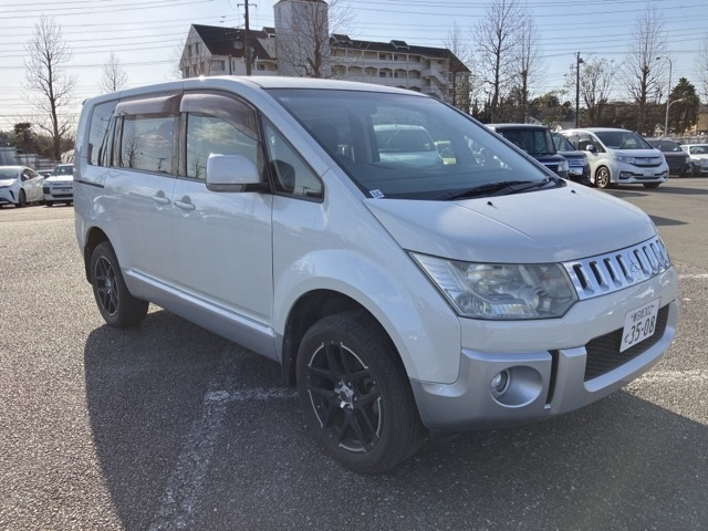MITSUBISHI DELICA D5 2012